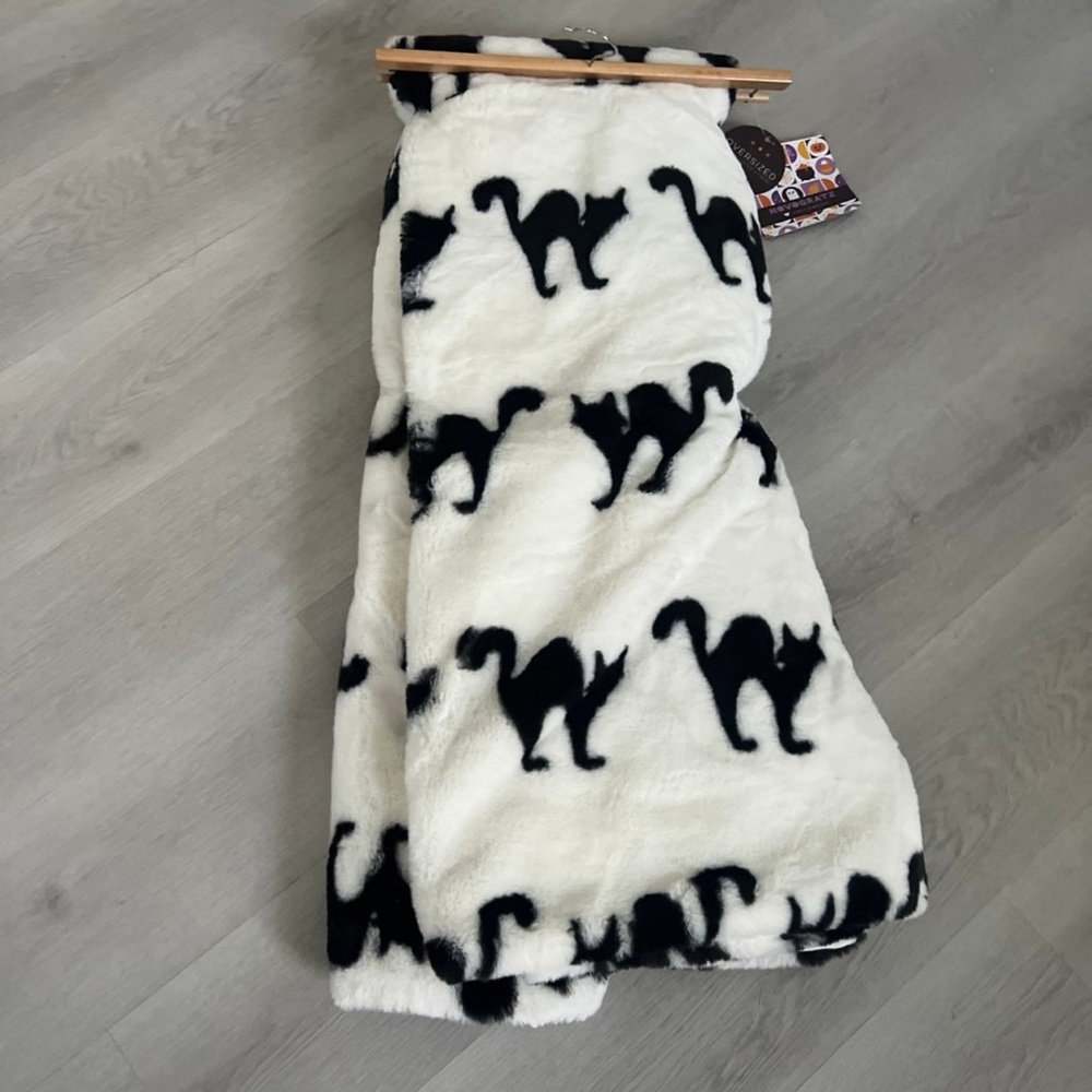 NOVOGRATZ HALLOWEEN BLACK 
CAT FAUX FUR THROW BLANKET